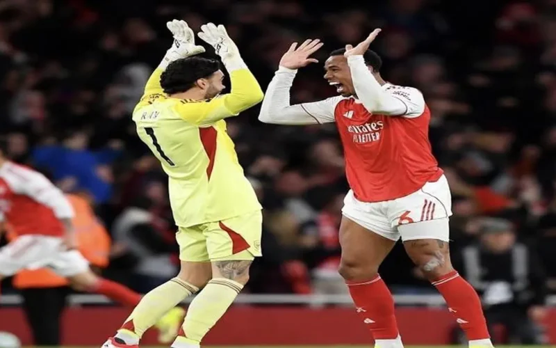 أرسنال يتصدر الدوري الإنجليزي بعد فوز مثير بثنائية جيوكيريس ودومان ضد إيفرتون